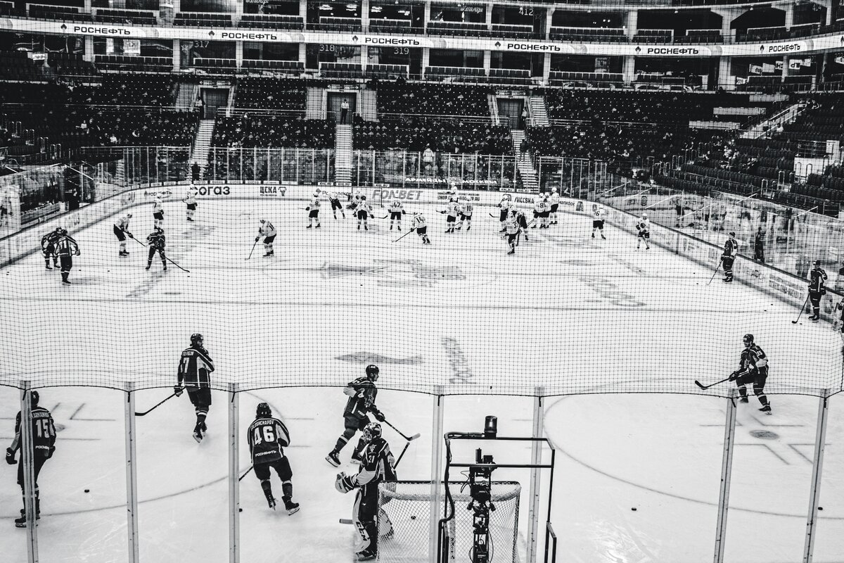 Jääkiekkoilijoita jäällä Kooveen pelissä